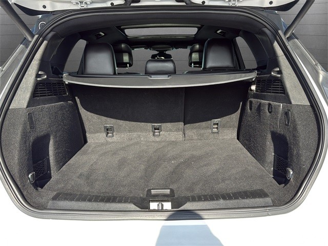 Lincoln MKC Vehicle Full-screen Gallery Image 13