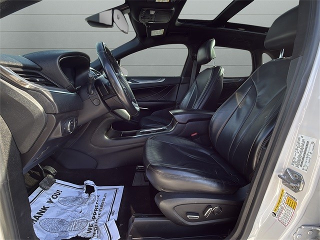 Lincoln MKC Vehicle Full-screen Gallery Image 15