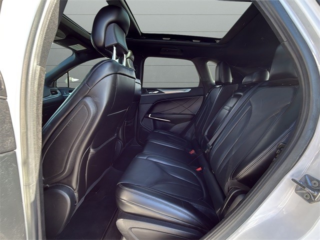 Lincoln MKC Vehicle Full-screen Gallery Image 16