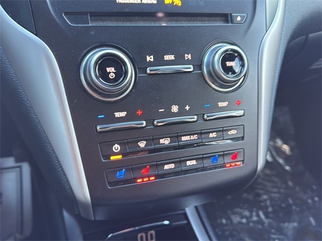 Lincoln MKC Vehicle Full-screen Gallery Image 25