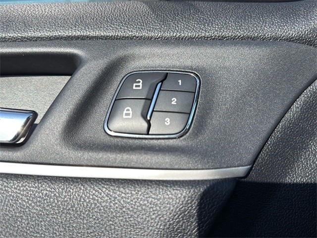 Lincoln MKC Vehicle Full-screen Gallery Image 28