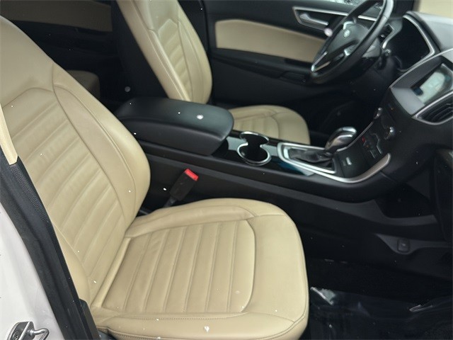 Ford Edge Vehicle Full-screen Gallery Image 10