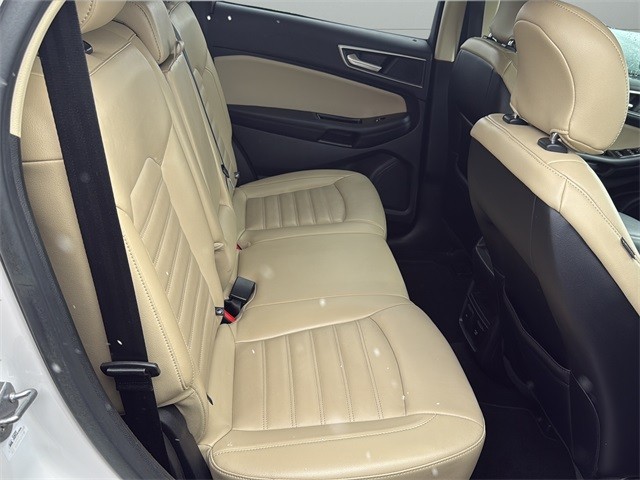 Ford Edge Vehicle Full-screen Gallery Image 11