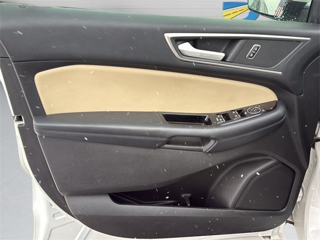 Ford Edge Vehicle Full-screen Gallery Image 15