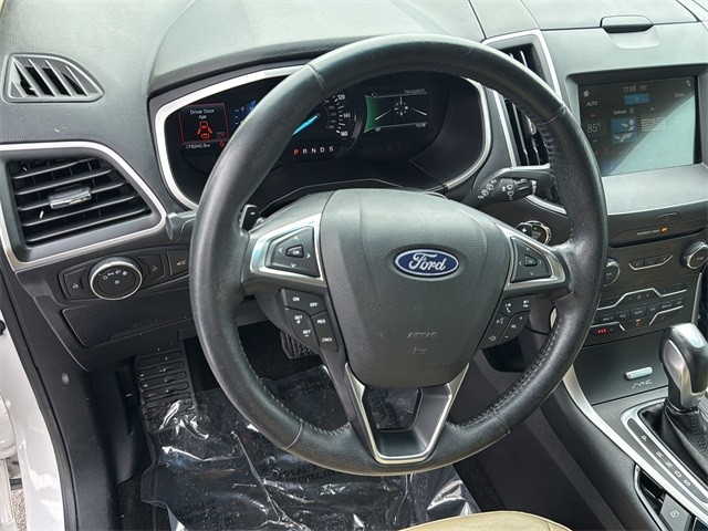 Ford Edge Vehicle Full-screen Gallery Image 16