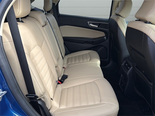 Ford Edge Vehicle Full-screen Gallery Image 11