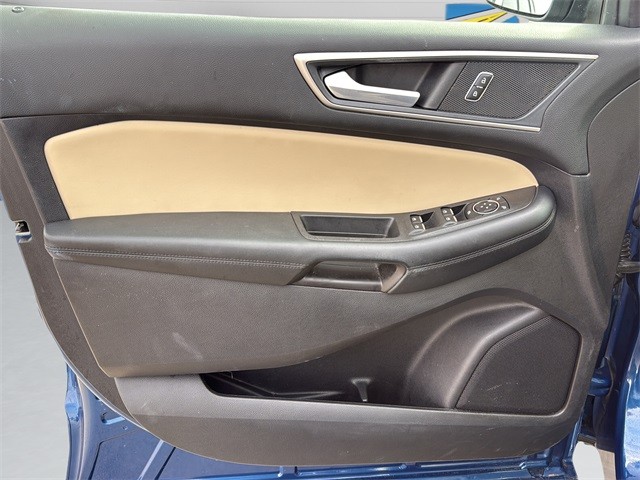 Ford Edge Vehicle Full-screen Gallery Image 18