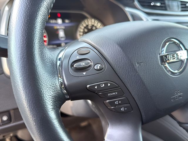 Nissan Murano Vehicle Full-screen Gallery Image 09