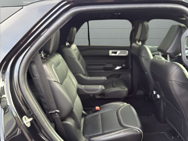 Ford Explorer Vehicle Full-screen Gallery Image 14