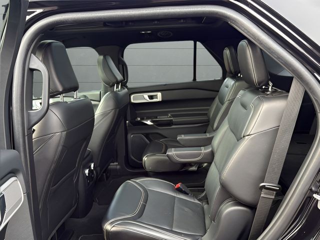 Ford Explorer Vehicle Full-screen Gallery Image 17