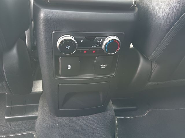 Ford Explorer Vehicle Full-screen Gallery Image 18