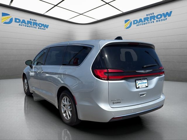 Chrysler Pacifica Vehicle Full-screen Gallery Image 03