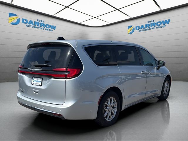 Chrysler Pacifica Vehicle Full-screen Gallery Image 05