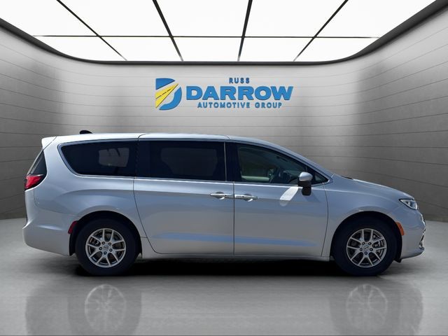 Chrysler Pacifica Vehicle Full-screen Gallery Image 06