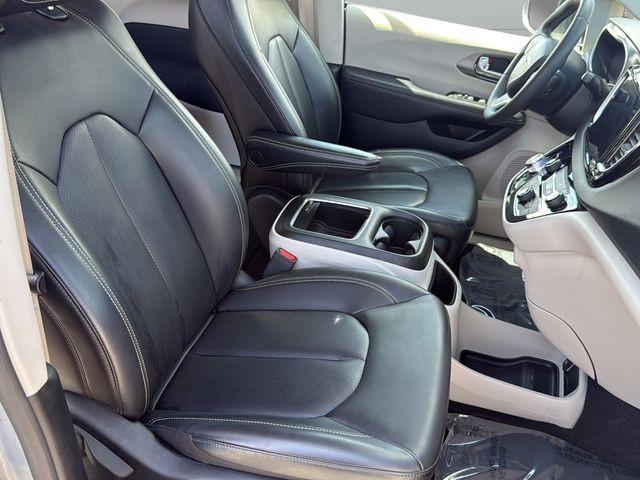 Chrysler Pacifica Vehicle Full-screen Gallery Image 10