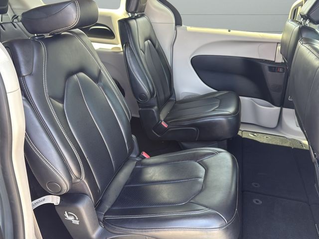 Chrysler Pacifica Vehicle Full-screen Gallery Image 11