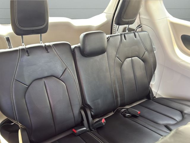 Chrysler Pacifica Vehicle Full-screen Gallery Image 12