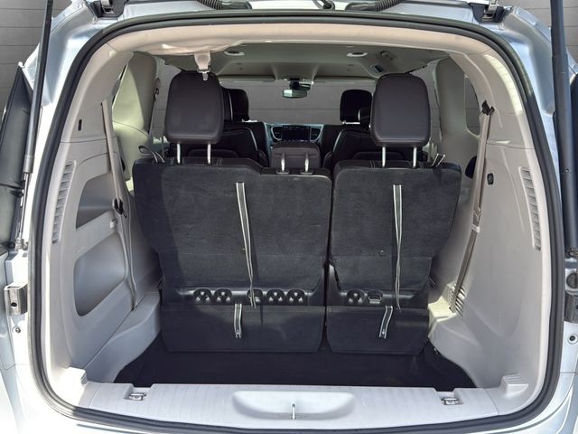 Chrysler Pacifica Vehicle Full-screen Gallery Image 13