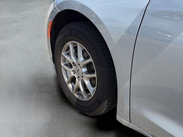 Chrysler Pacifica Vehicle Full-screen Gallery Image 14