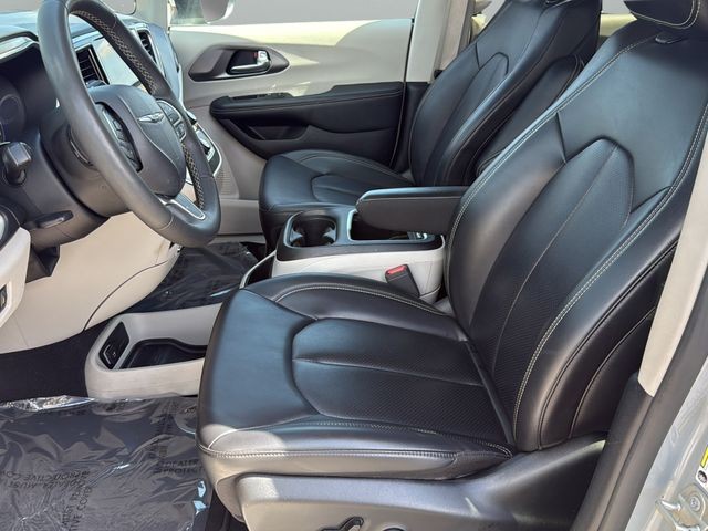 Chrysler Pacifica Vehicle Full-screen Gallery Image 16