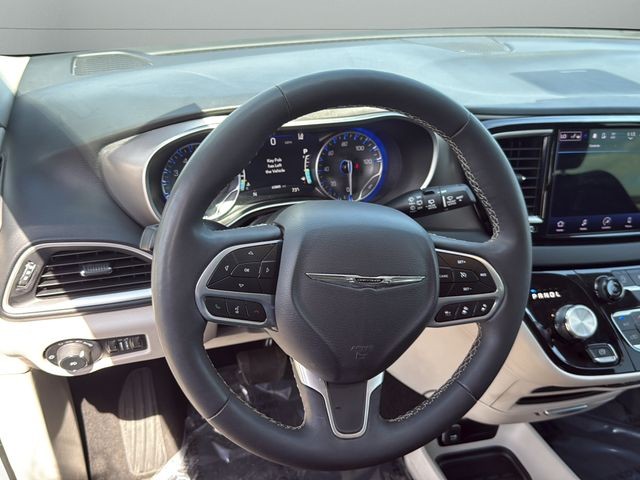 Chrysler Pacifica Vehicle Full-screen Gallery Image 17