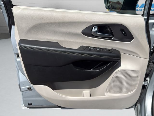 Chrysler Pacifica Vehicle Full-screen Gallery Image 19
