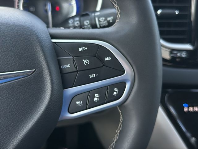 Chrysler Pacifica Vehicle Full-screen Gallery Image 22