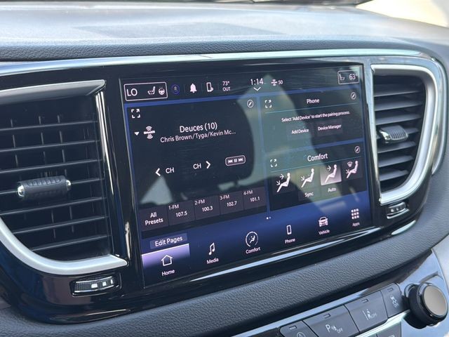 Chrysler Pacifica Vehicle Full-screen Gallery Image 24