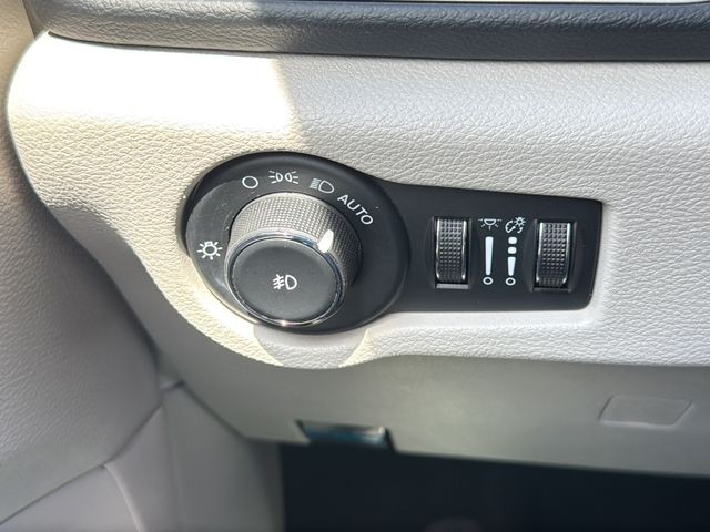 Chrysler Pacifica Vehicle Full-screen Gallery Image 29