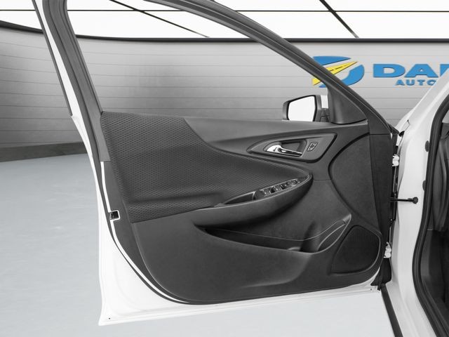 Chevrolet Malibu Vehicle Full-screen Gallery Image 12