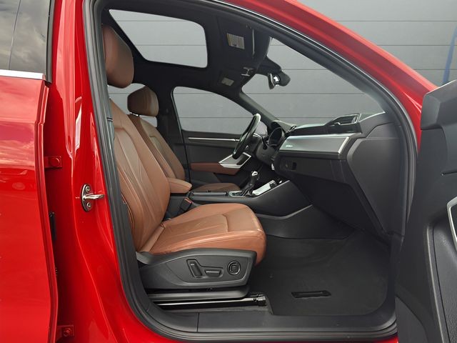 Audi Q3 Vehicle Full-screen Gallery Image 09