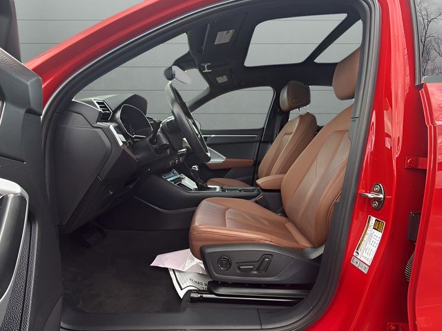 Audi Q3 Vehicle Full-screen Gallery Image 12