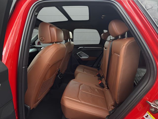 Audi Q3 Vehicle Full-screen Gallery Image 13