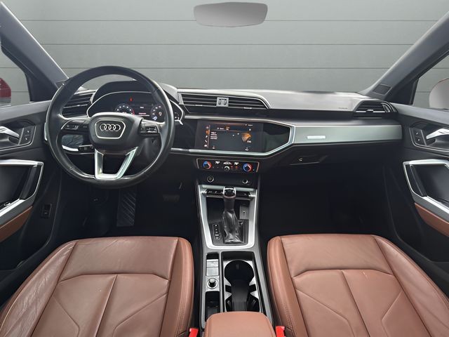 Audi Q3 Vehicle Full-screen Gallery Image 15