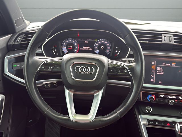 Audi Q3 Vehicle Full-screen Gallery Image 16