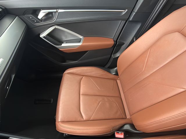 Audi Q3 Vehicle Full-screen Gallery Image 22