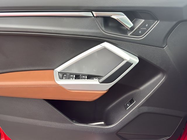 Audi Q3 Vehicle Full-screen Gallery Image 24