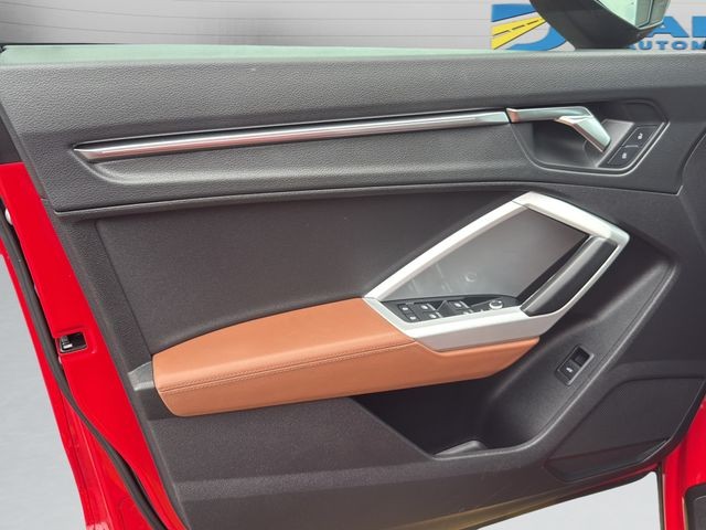 Audi Q3 Vehicle Full-screen Gallery Image 30