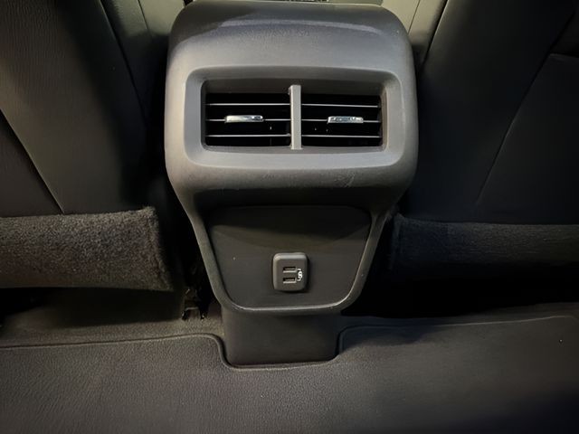 Chevrolet Equinox Vehicle Full-screen Gallery Image 16