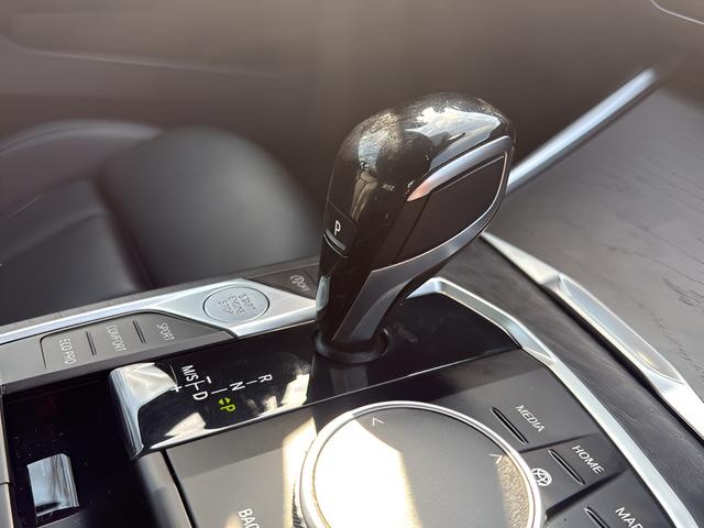 BMW 4 Series Vehicle Full-screen Gallery Image 13