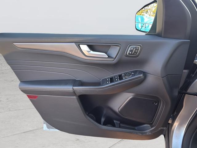 Ford Escape Vehicle Full-screen Gallery Image 11