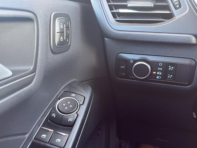 Ford Escape Vehicle Full-screen Gallery Image 15
