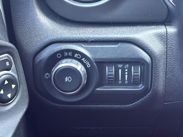 Jeep Wrangler Vehicle Full-screen Gallery Image 02