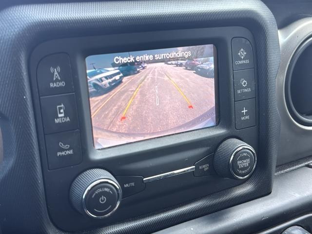 Jeep Wrangler Vehicle Full-screen Gallery Image 13