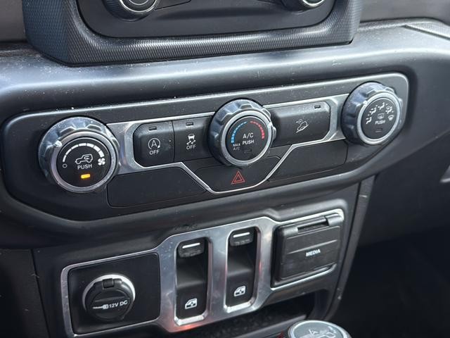 Jeep Wrangler Vehicle Full-screen Gallery Image 14