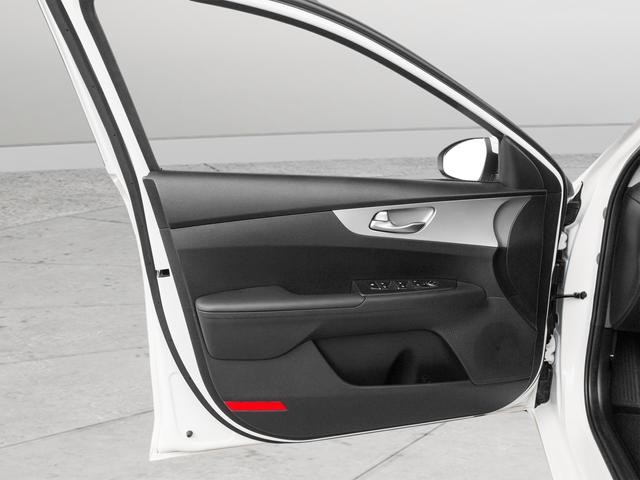 Kia Forte Vehicle Full-screen Gallery Image 12