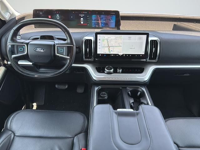 Ford Expedition Max Vehicle Full-screen Gallery Image 09