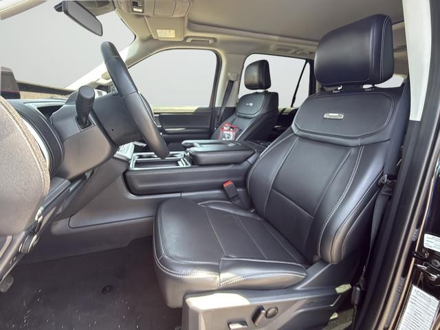Ford Expedition Max Vehicle Full-screen Gallery Image 10