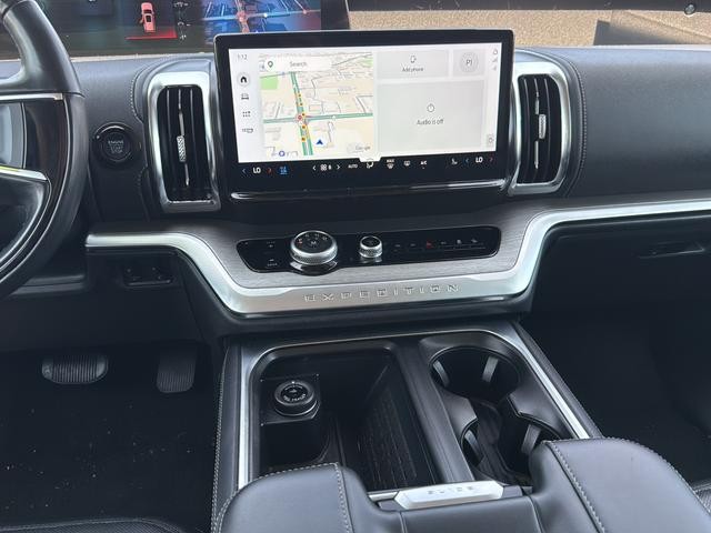 Ford Expedition Max Vehicle Full-screen Gallery Image 19