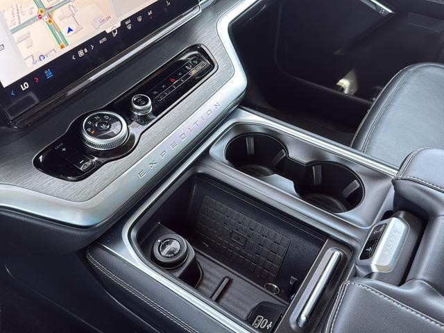 Ford Expedition Max Vehicle Full-screen Gallery Image 21